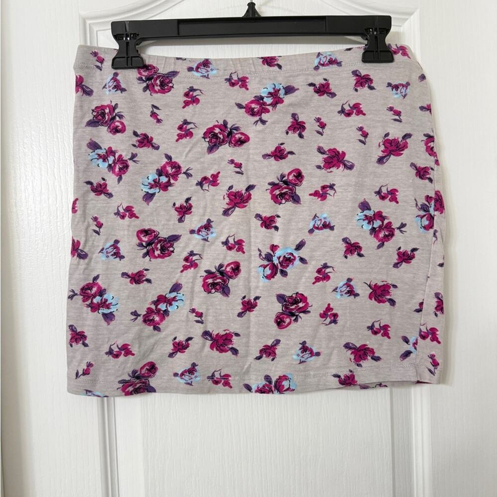 Concert pink and gray floral pull on mini skirt size L